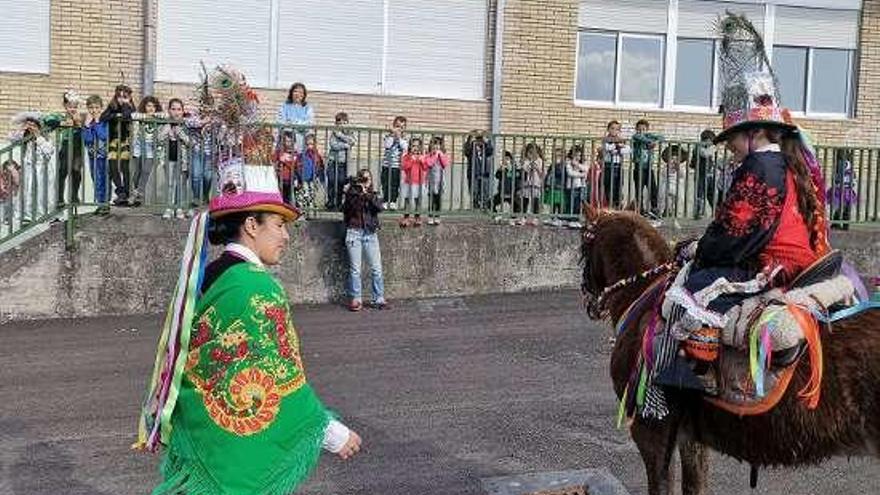 Los niños observan a los equinos y a los &quot;felos&quot;.  // FdV