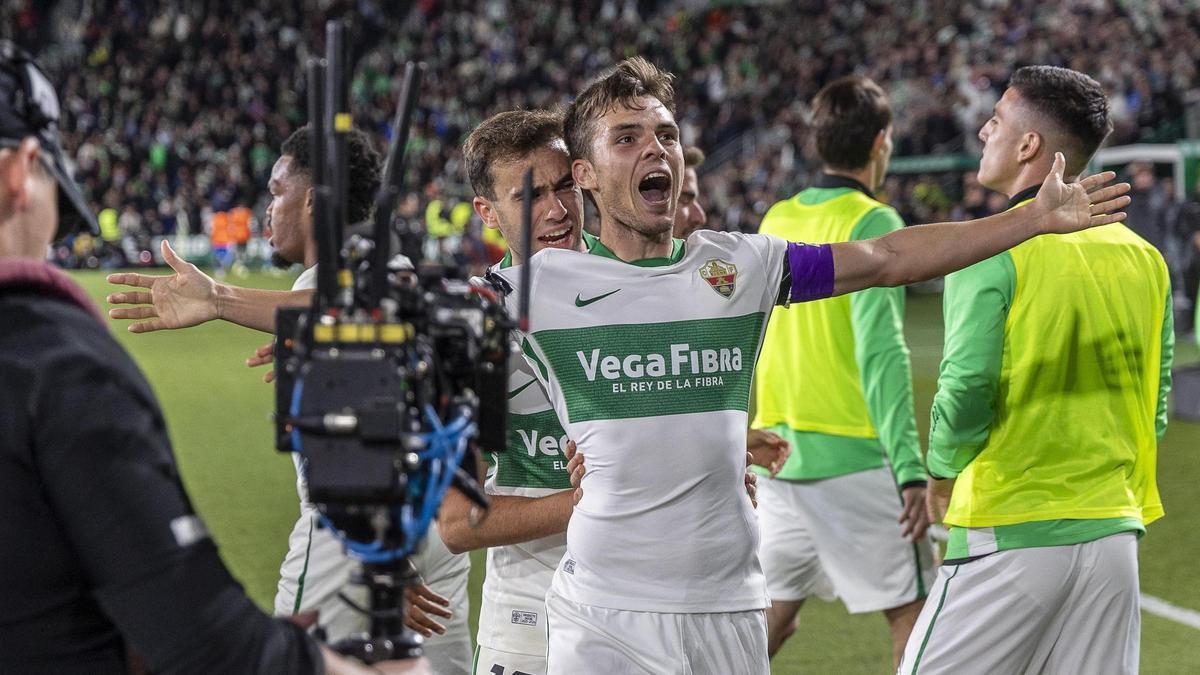 Febas celebra con sus compañeros, dirigiéndose a la grada, el 1-0 en el Elche-Real Madrid.