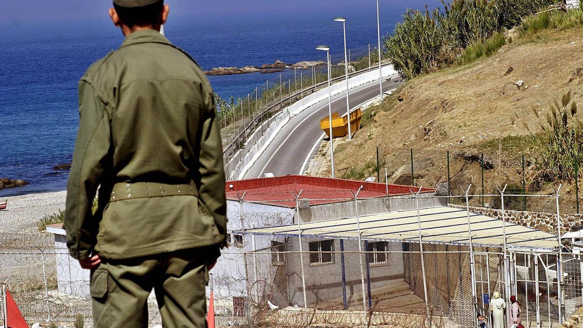 Der Zaun zwischen Spanien und Marokko: Ceuta hat – neben Melilla – die einzige Landgrenze der Europäischen Union zu Afrika.  | FOTO: SELMAOUI/EPA