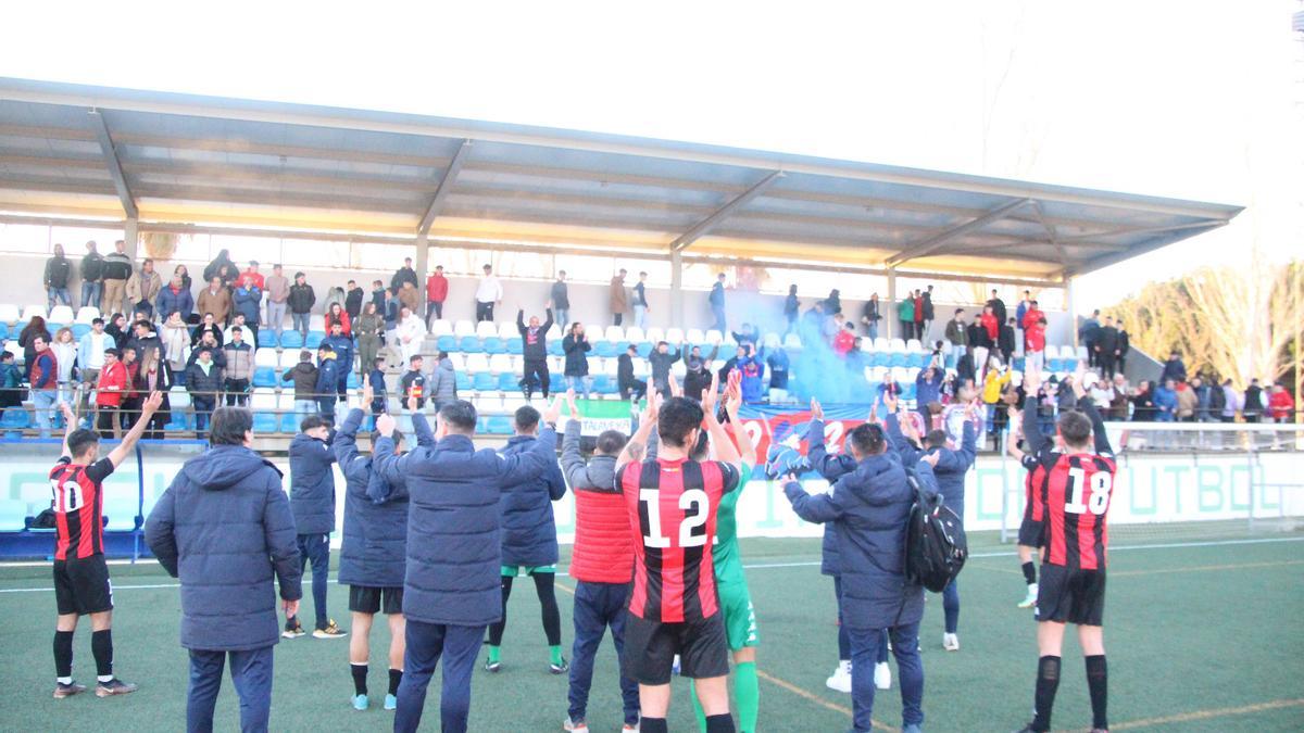 Jugadores del Extremadura celebrando el título de campeón liguero en Hornachos.
