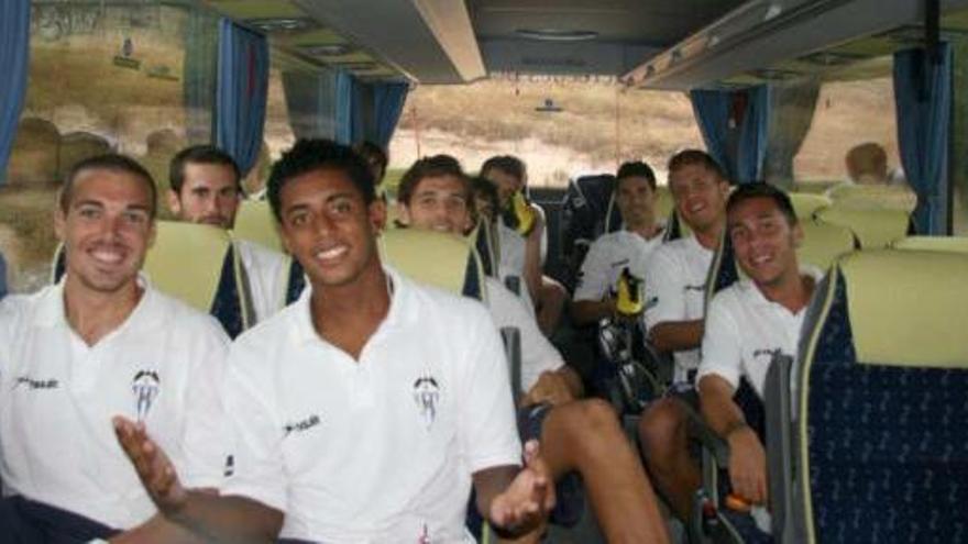 Los jugadores del Alcoyano, ayer, en el autobús antes de desplazarse hasta el aeropuerto de El Altet.