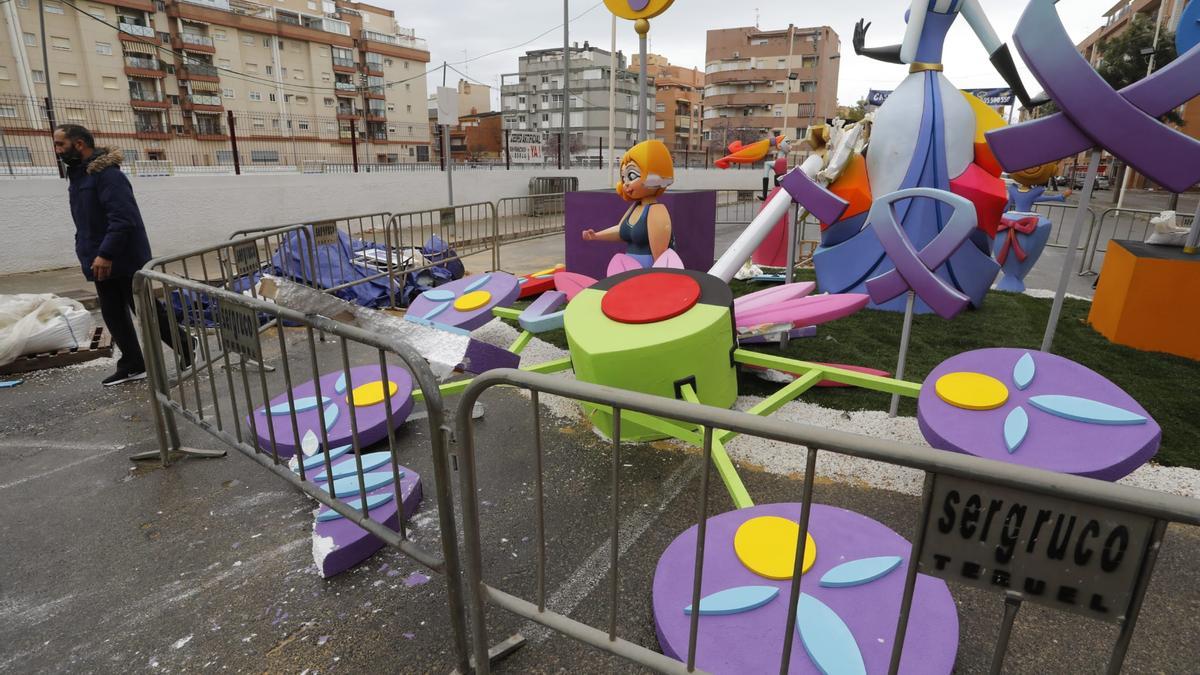 El viento destroza una falla en Sagunt