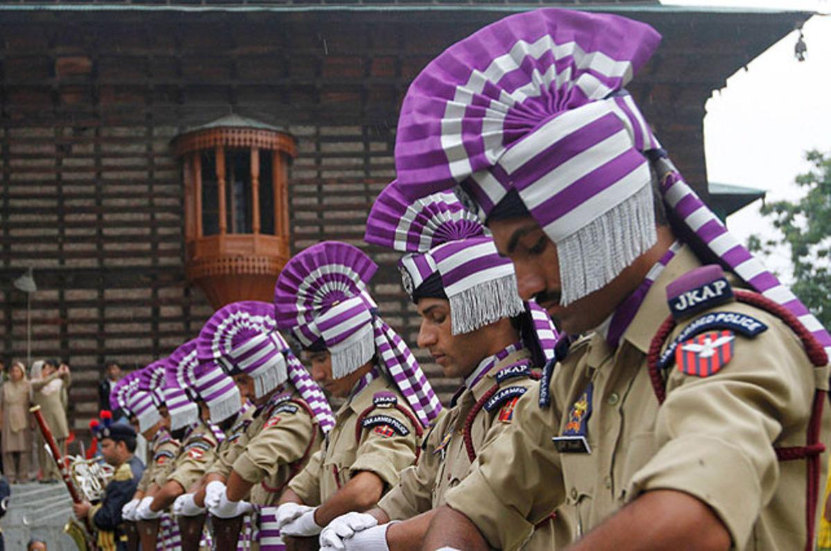 Policies indis fan una reverència durant una cerimònia que marca l’inici del Dia del Màrtir a Srinagar (Índia), capital del festival del Caixmir.