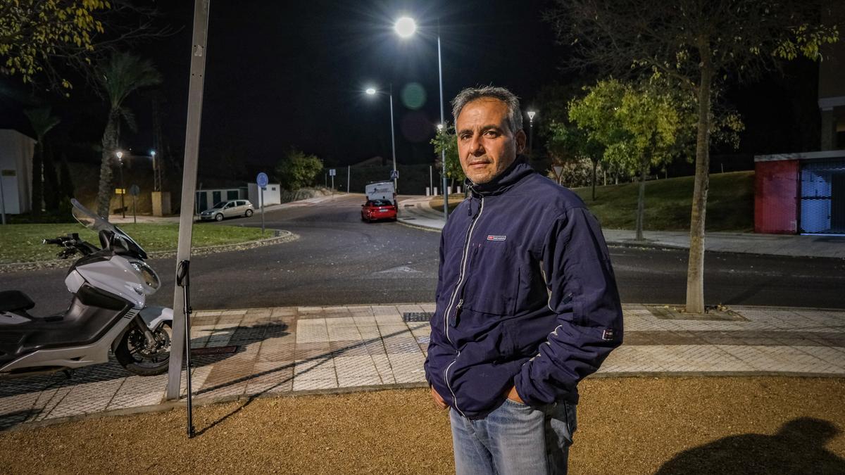 Jorge Vázquez, presidente vecinal de La Pilara, en Badajoz, donde no hay ningún adorno de Navidad.