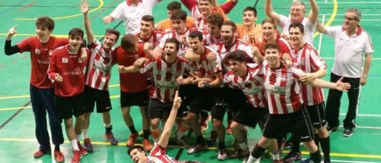 Los cachorros porteños, con el trofeo de campeones autonómicos.