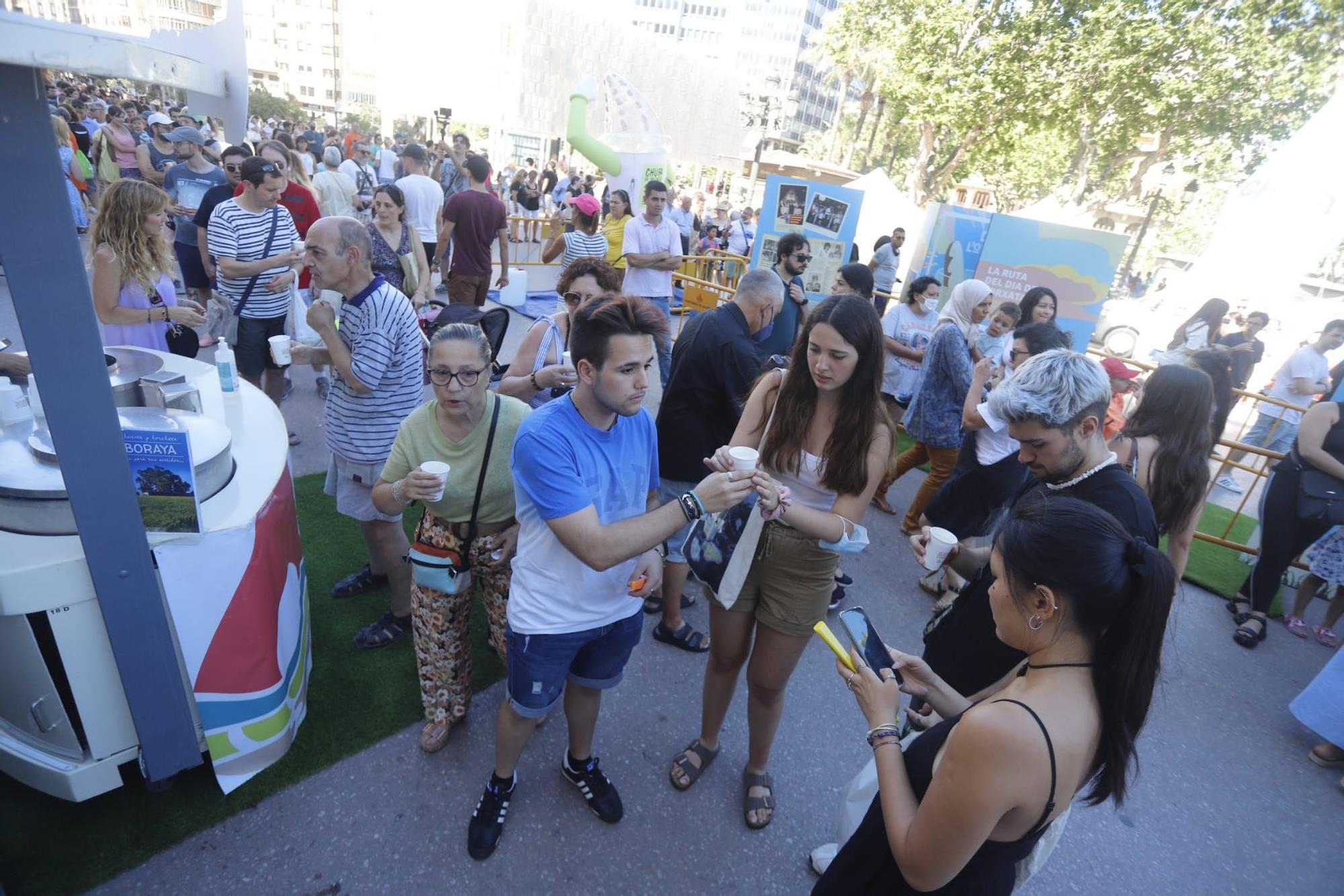 Cientos de personas y degustaciones gratis en el Día de la Horchata en València