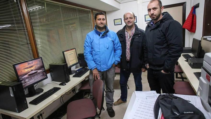 Héctor Castrillo, Héctor Vázquez y Luis Miguel, opositores a las plazas de Recaudación.