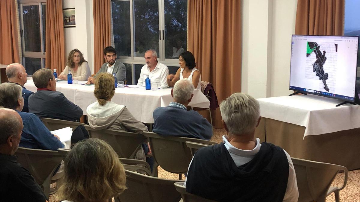 Reunión del ayuntamiento con los vecinos de El Respirall de Alzira.
