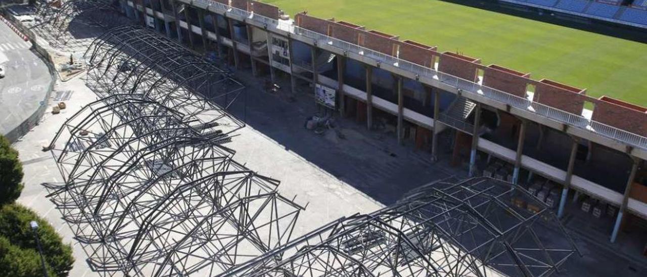 Imagen de las estructuras metálicas que se colocarán en la grada de Tribuna para sostener la nueva cubierta. // Alba Villar
