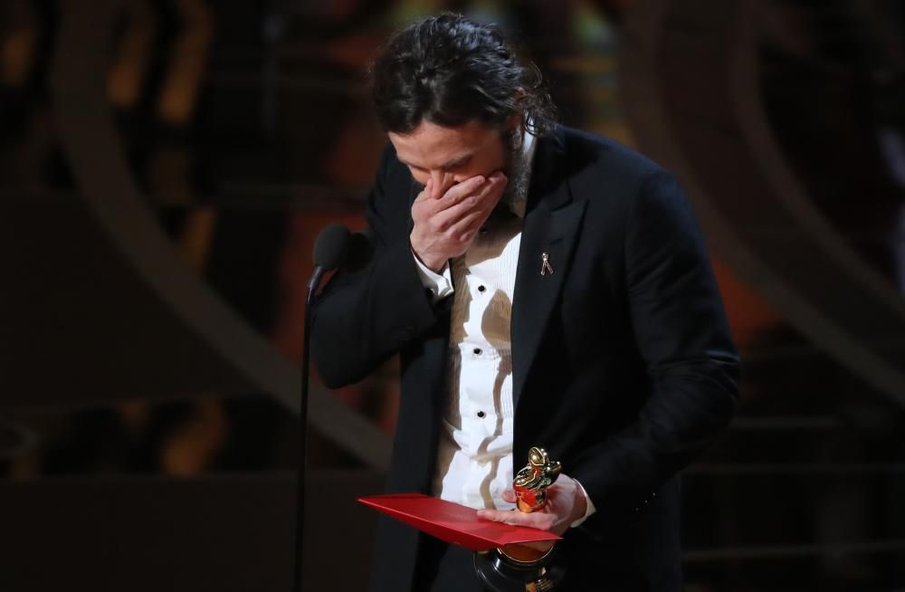 Casey Affleck lucha por aguantar la emoción al ser galardonado con el Oscar al Mejor actor principal por 'Mánchester frente al mar'.