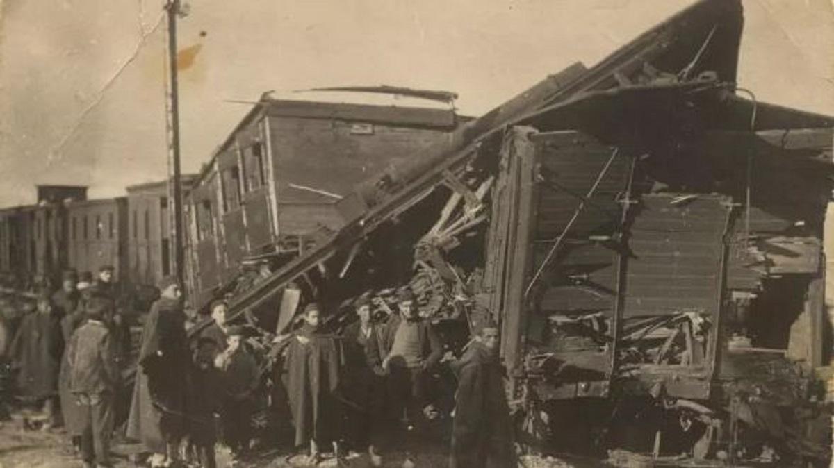 Estado en el que quedó el tren siniestrado en Ontinyent en 1922.