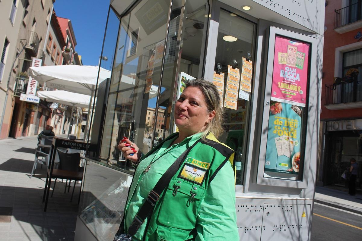 Maria Àngels Giralt davant del quiosc de l'ONCE.