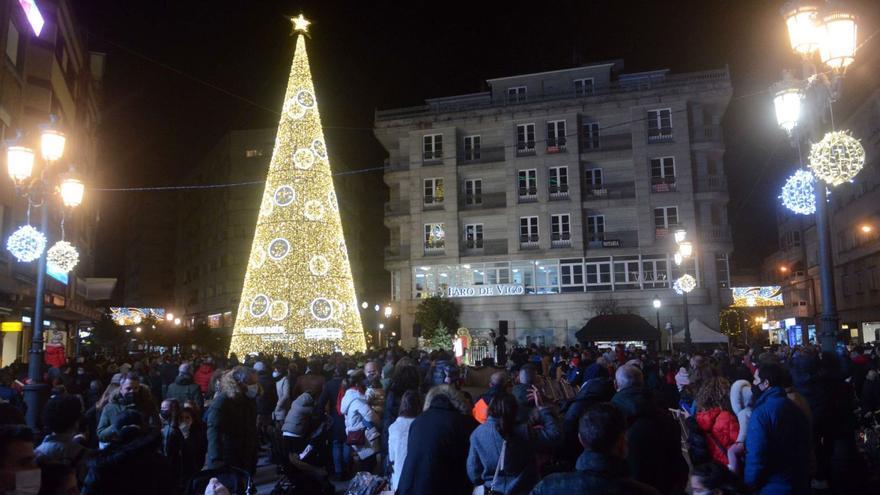 Decoración navideña del Concello de Vilagarcía, en la plaza de Galicia. |   // NOÉ PARGA