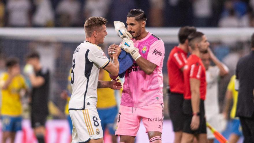 Álvaro Valles saluda a Toni Kroos, mediocentro del Real Madrid, el pasado miércoles en el Santiago Bernabéu. | | LOF