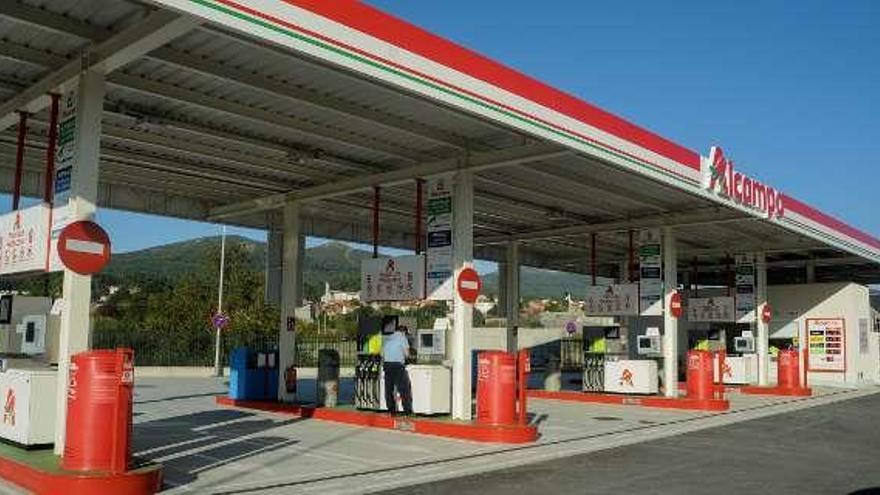 La nueva estación de servicio comenzó ayer a funcionar. // I. Abella