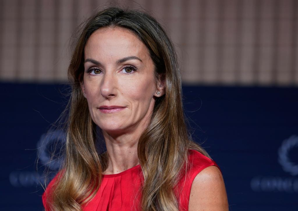 Telma Ortiz con blusa roja de la reina Letizia