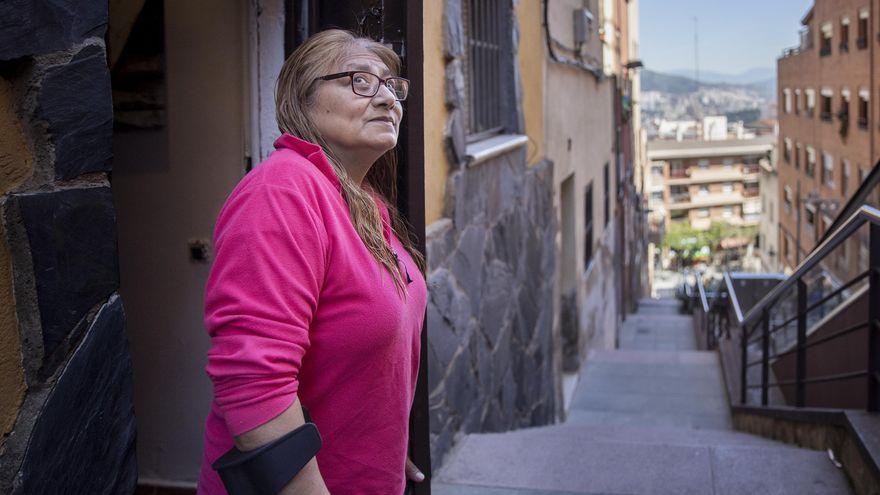 Anamelba Alvarado, frente a la vivienda okupada en la que reside.