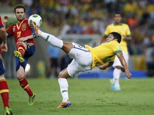 Brazil's Hulk fights for the ball with Spain's Mata during their Confederations Cup final soccer match at the Estadio Maracana in Rio de Janeiro