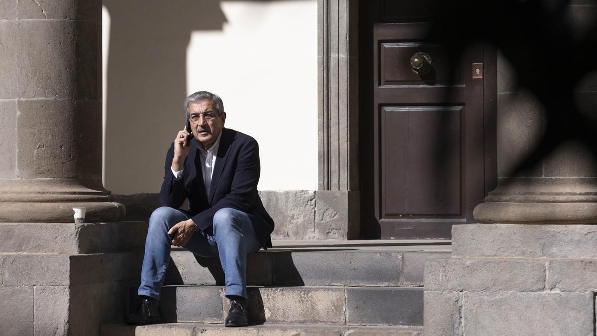 Román Rodríguez, en el patio del Parlamento.