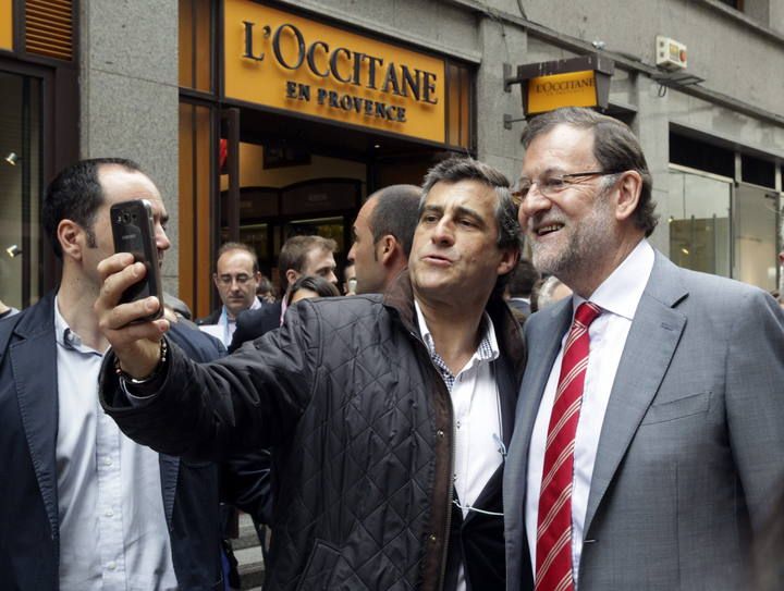 Rajoy pasea por Oviedo entre protestas de desempleados y muestras de apoyo