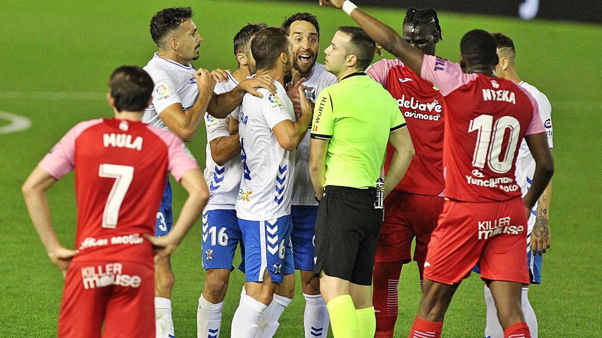 Los jugadores del CD Tenerife protestan a De la Fuente Ramos la expulsión de Álex Muñoz el día del Fuenlabrada | | LALIGA