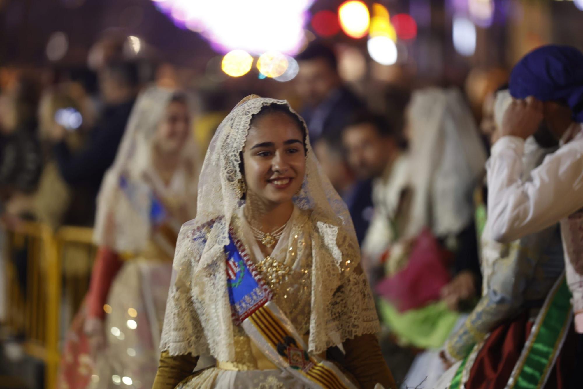 Ofrenda Fallas 2023 | Así ha sido la llegada de Paula Nieto a la plaza de la Virgen