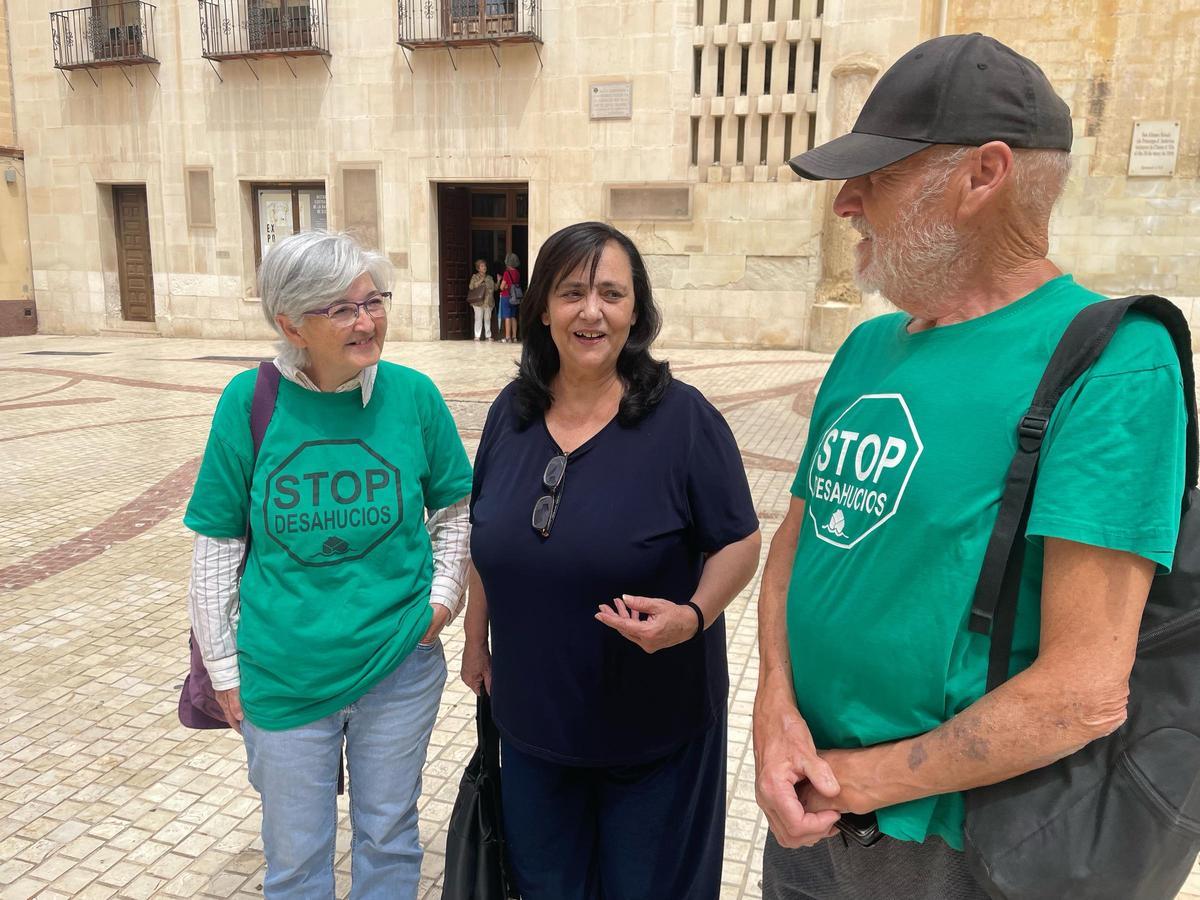 Miembros de la Plataforma de Afectados por las Hipotecas de Elche tras la reunión de hoy
