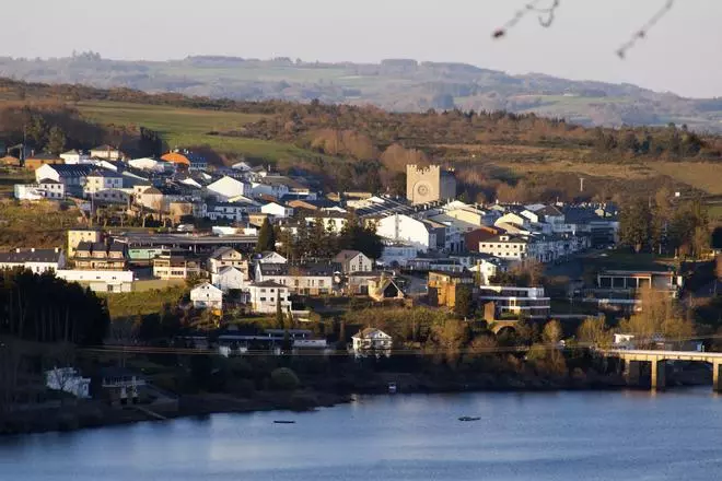 El pueblo que desapareció bajo un embalse y salvó su iglesia medieval