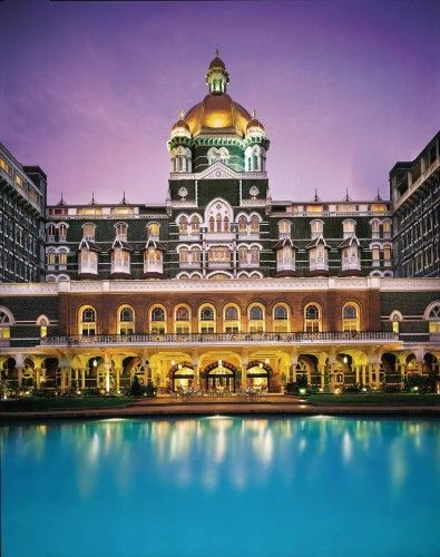 El Taj Mahal Palace es un emblemático hotel situado en el Puerto de Bombay que fue construido 21 años antes de la icónica Puerta de la India.