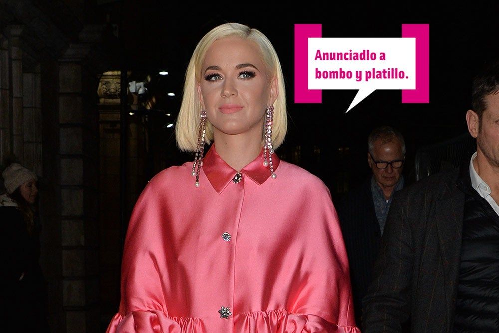 Katy Perry paseando con vestido rosa XL y bocadillo Cuore
