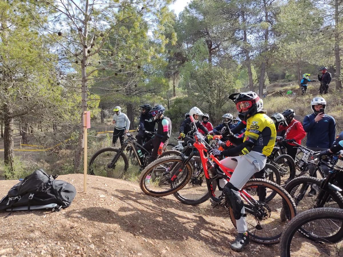 Corredores de BMX en la prueba de enduro en Alcoi.