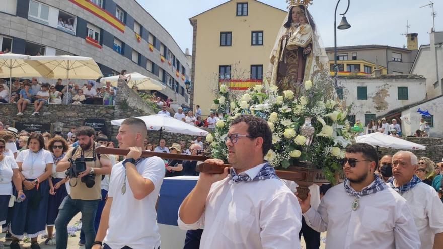 Tapia recibe a la Virgen del Carmen con alfombras de hortensias y espadañas