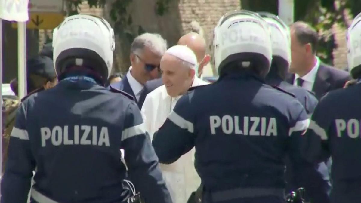 El papa Francisco, a su llegada a la residencia de Santa Marta, este miércoles.