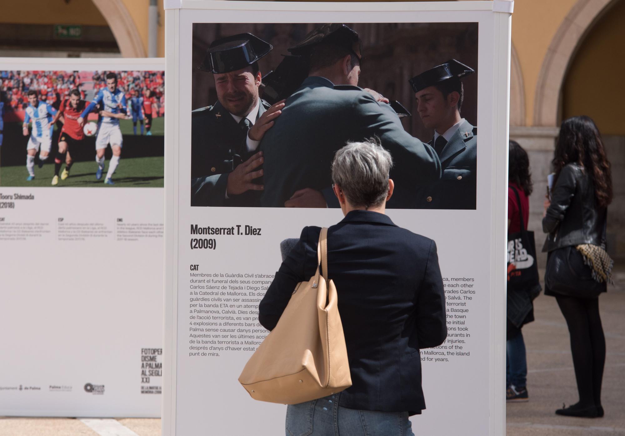 La exposición Fotoperiodismo en Palma en el siglo XXI se exhibie en la plaza de l'Olivar