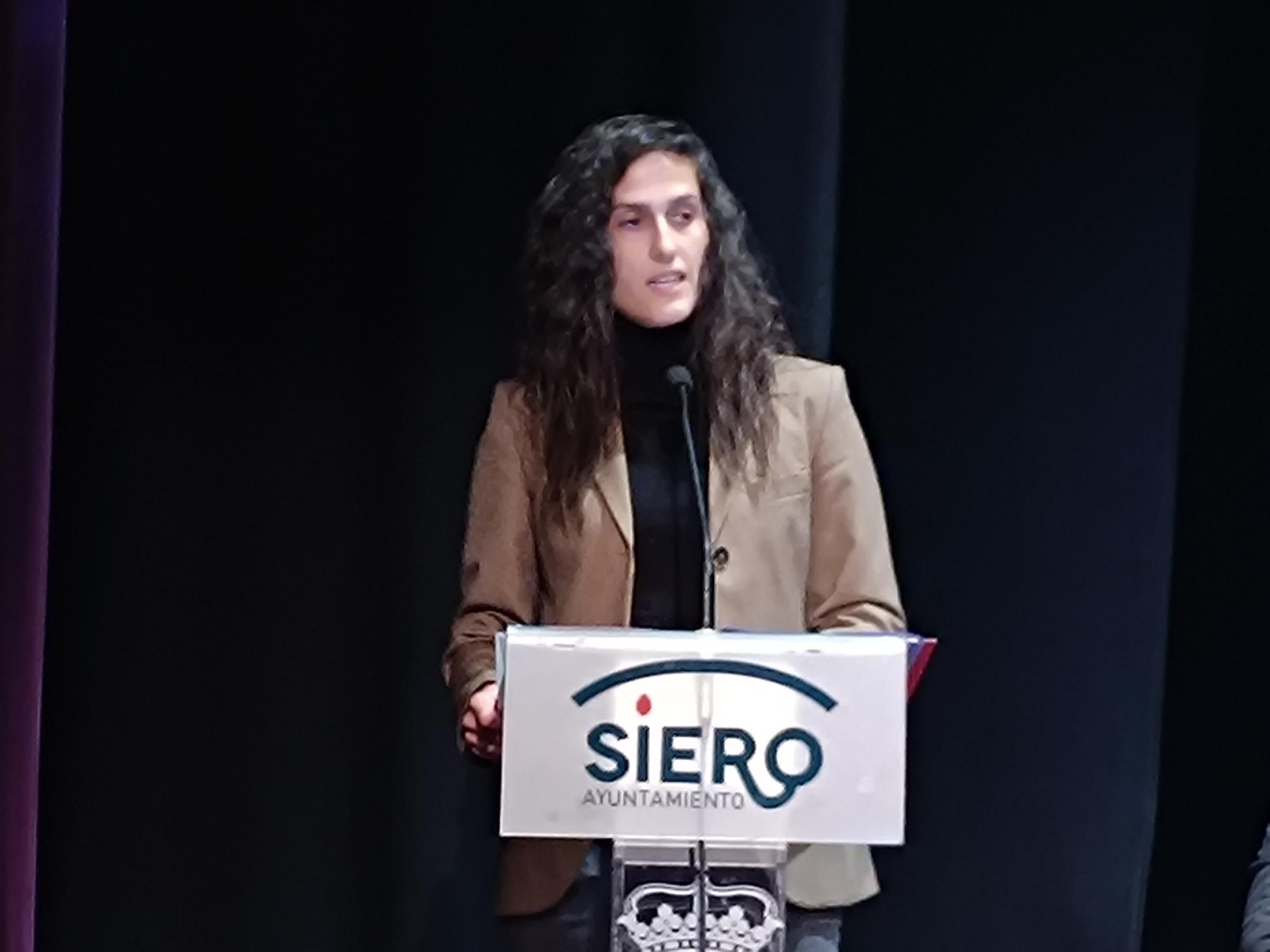 La entrega del Premio Mujer Sierense a Montse Tomé, en imágenes