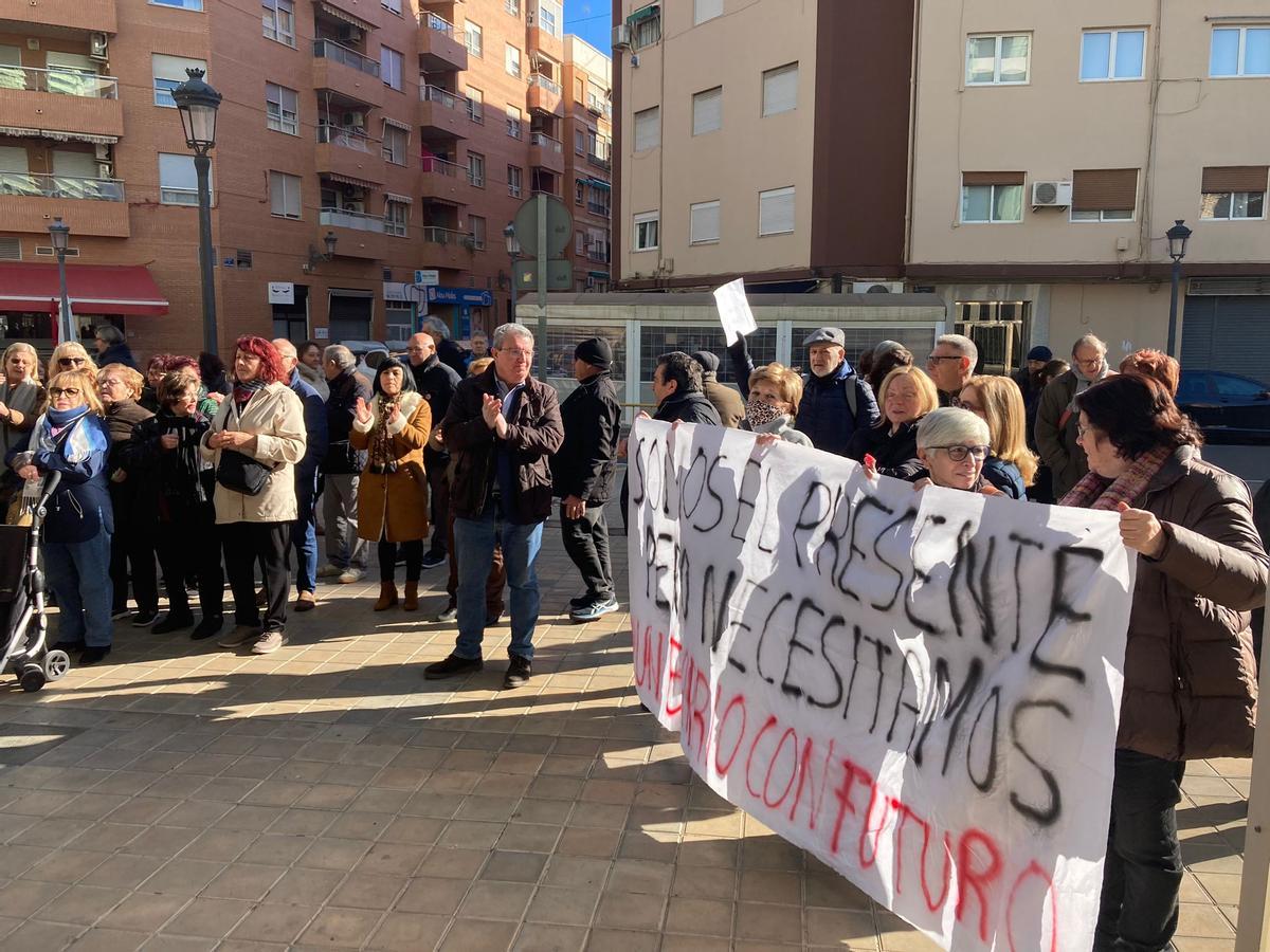 Los vecinos han realizado una protesta frente a la Conselleria.