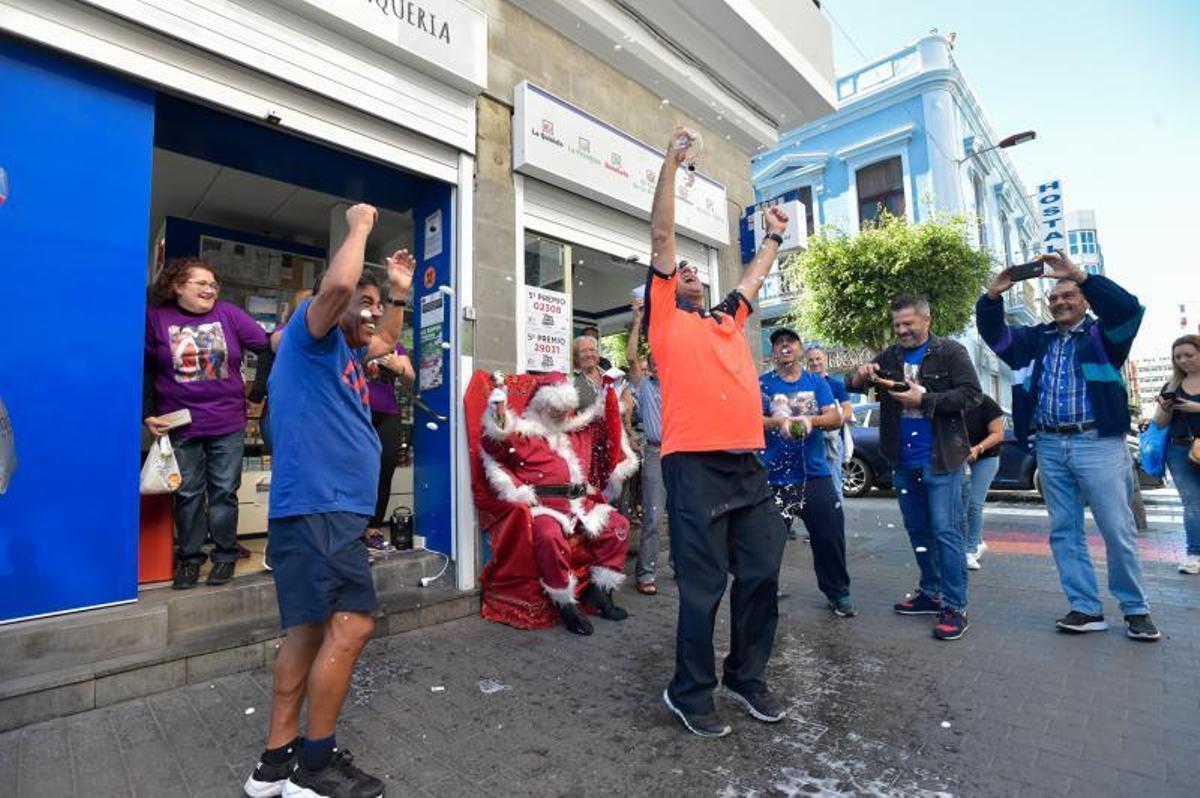 22-12-2018 LAS PALMAS DE GRAN CANARIA. Toca el Primer Premio y dos quintos premios en la administración de la calle Ripoche. Fotógrafo: ANDRES CRUZ  | 22/12/2018 | Fotógrafo: Andrés Cruz