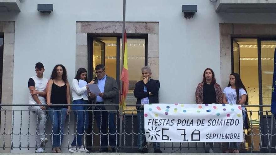 Sabino Blanco lee el pregón acompañado por los jóvenes de la comisión de festejos y por el alcalde, Belarmino Fernández Fervienza, en el balcón del Ayuntamiento, ayer.