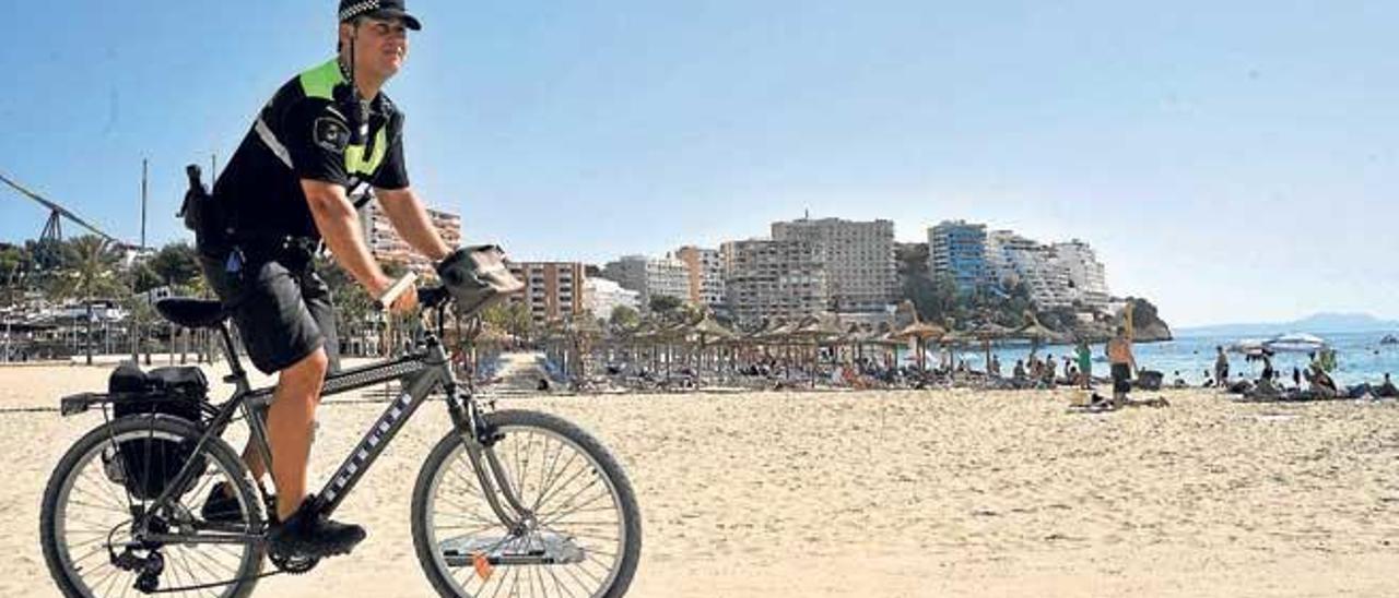 Un agente de la Policía Local de Calvià patrulla en una playa del municipio.