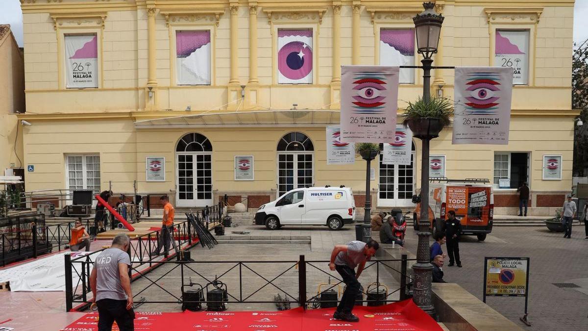 El certamen ya despliega su alfombra roja en el Teatro Cervantes. | ÁLEX ZEA