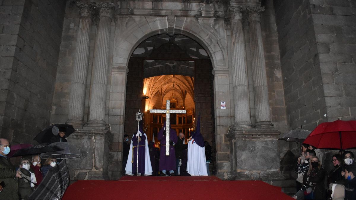 Varios nazarenos, a las puertas de la iglesia de Santiago