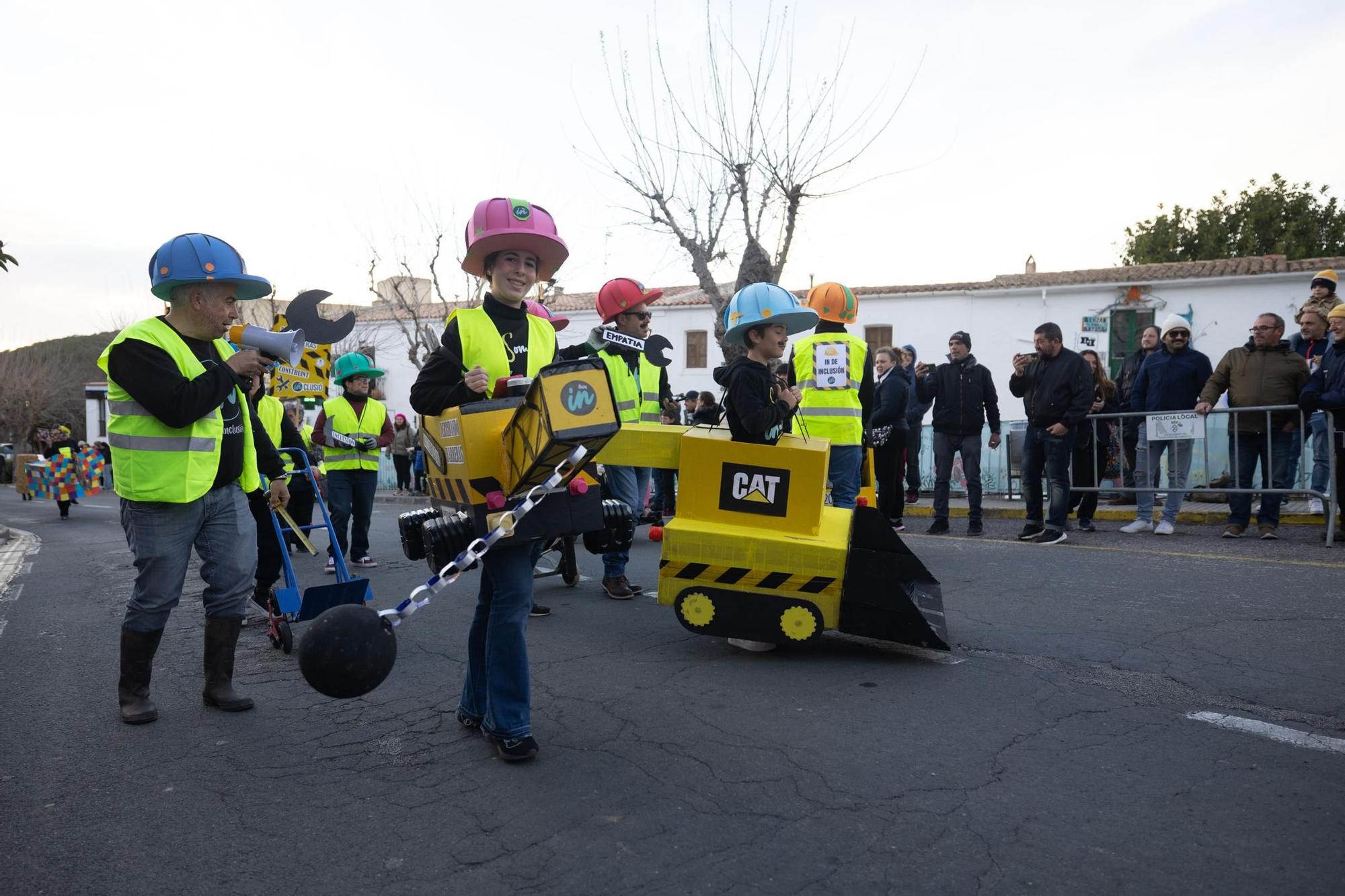 Mira aquí las imágenes de la rúa de carnaval en Sant Joan