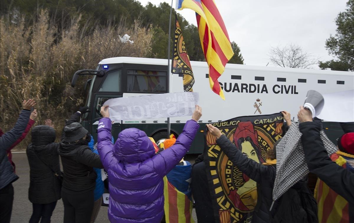 El vehículo de la Guardia Civil traslada desde la prisión de Brians 2 (Sant Esteve Sesrovires) hasta los centros penitenciarios de Alcalá Meco y Soto del Real, en Madrid.