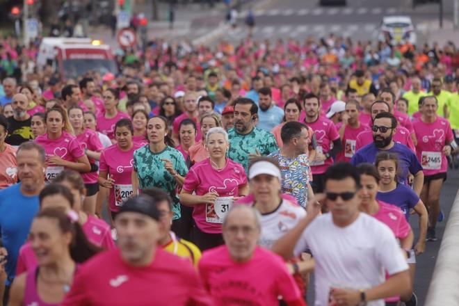 Una marea rosa recorre València en la Carrera contra el Cáncer