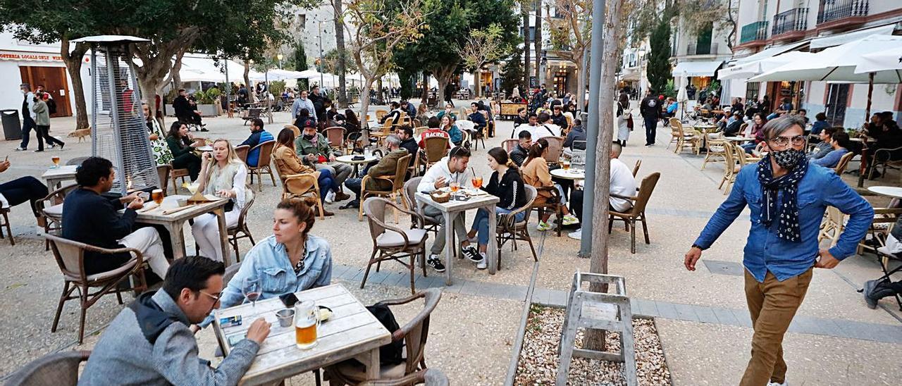 Vista general de una terraza de Vila, hace unos días. | JUAN A. RIERA