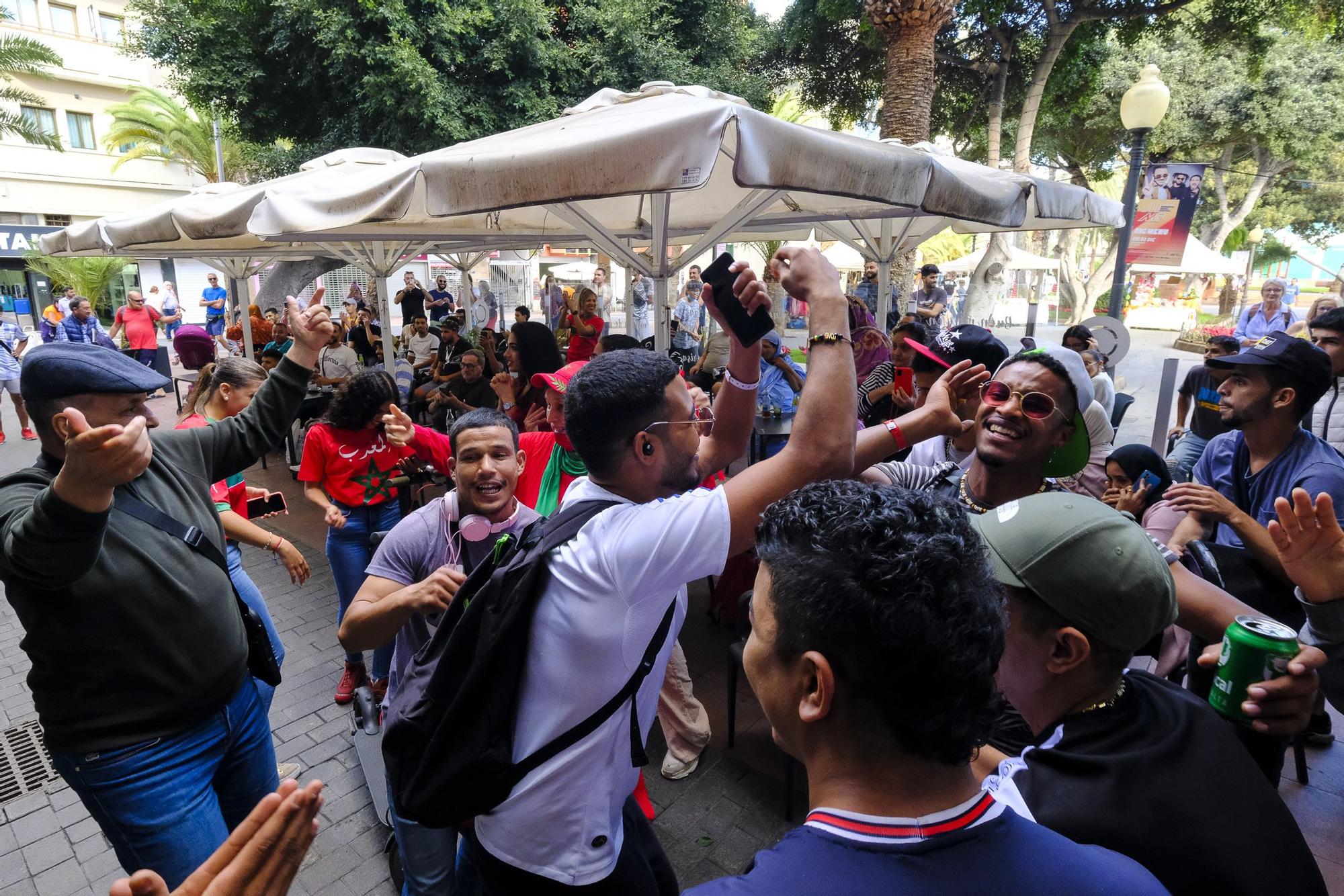 Aficionados de Marruecos celebrando en Gran Canaria la histórica victoria ante Portugal