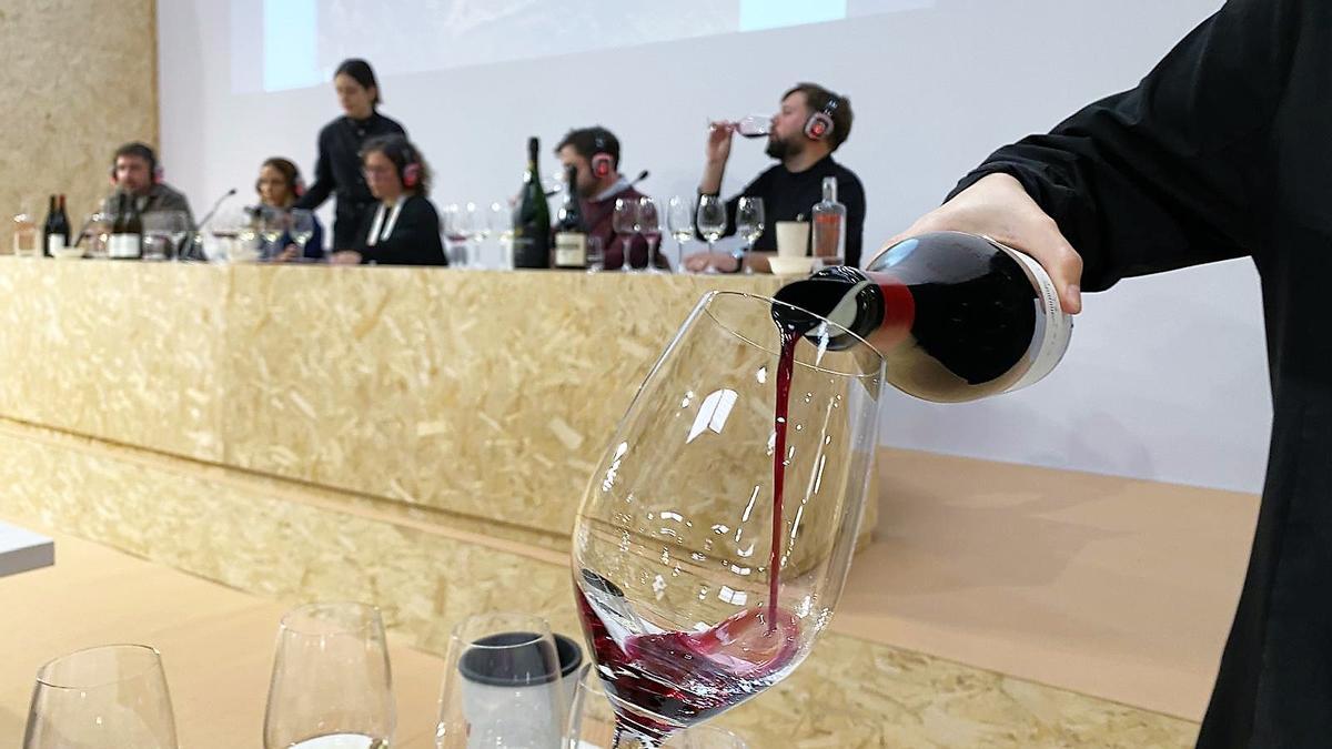 Uno de los vinos que se han servido en la charla que han dado este lunes los primos Leo y Roc Gramona (Gramona), Martina Prieto Pariente (José Pariente) y Carlos López de la Calle (Artadi) en la Barcelona Wine Week.