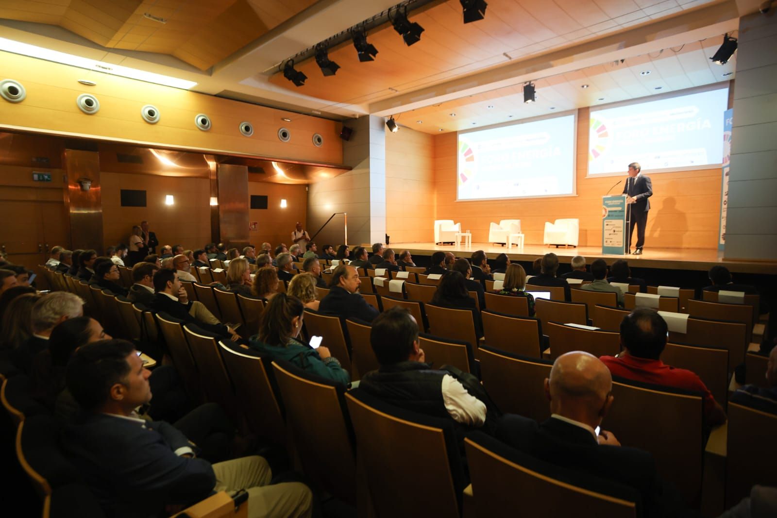 Llegada de los asistentes a la segunda edición del Foro de Energía en la Comunitat Valenciana
