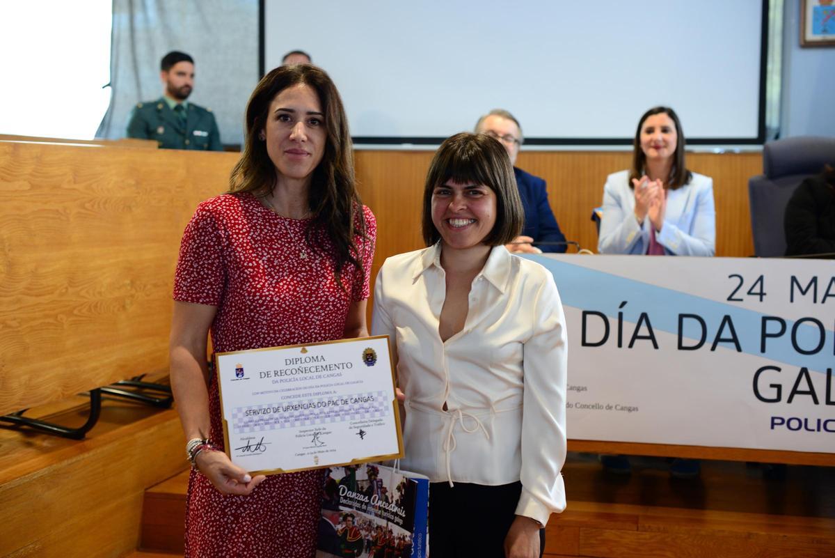 María Fernández recibió el reconocimiento al PAC de Cangas de manos de la concejala Iria Malvido.