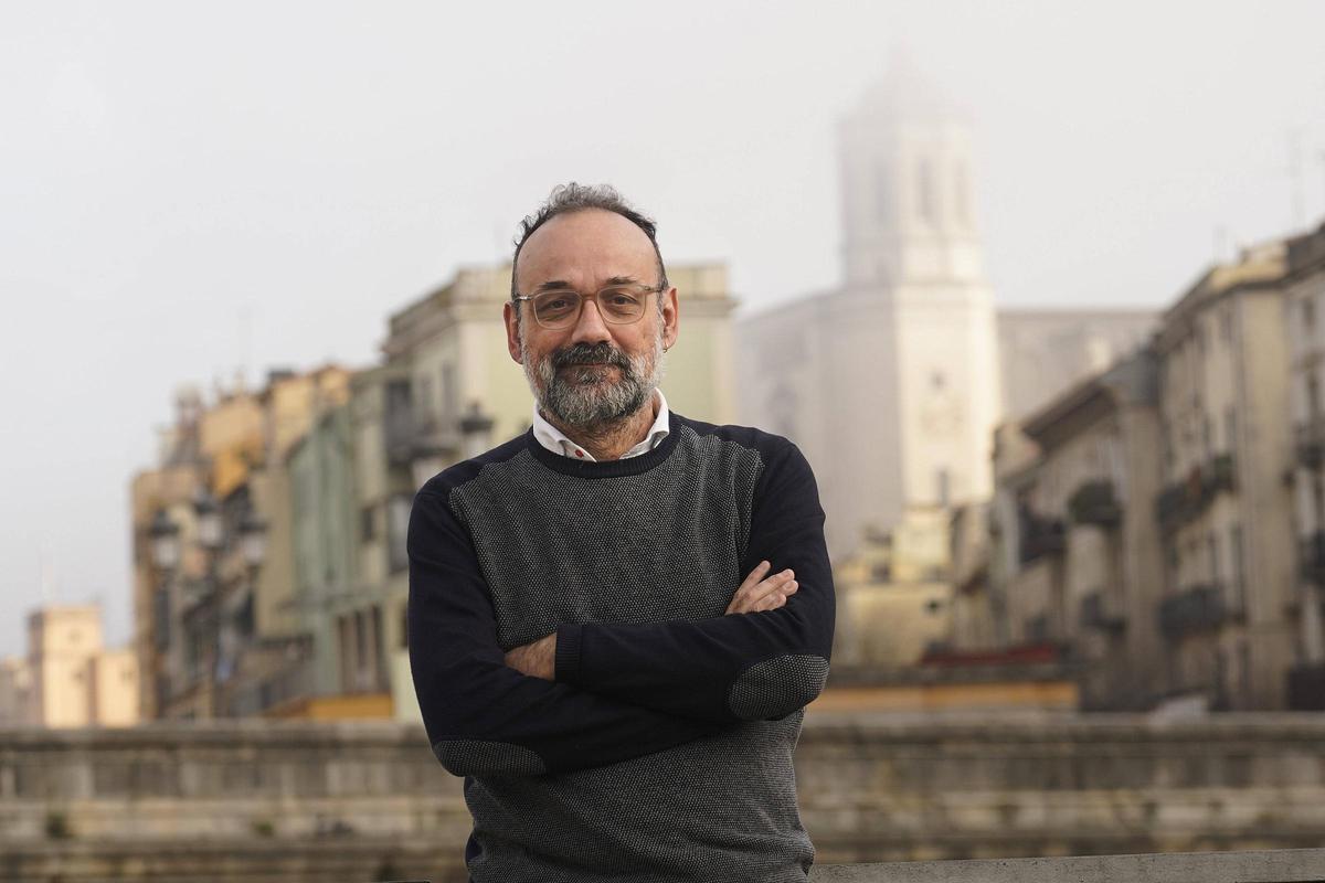 Benet Salellas, autor de la novel·la «Els jardins de la Nora», a la plaça Catalunya de Girona, ahir.